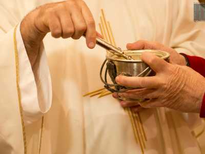Il sacerdote � accompagnato dal 60enne signo Rino, colui che cura la chiesetta da tempo, che ci spiega il significato di questo rito. �I neonati, ma in alcuni casi anche le gestanti - ci racconta - ricevono questo atto sacramentale per avere la protezione di Sant'Anna. Si tratta di una celebrazione risalente al 600 e portata a Bari dai Veneziani�
